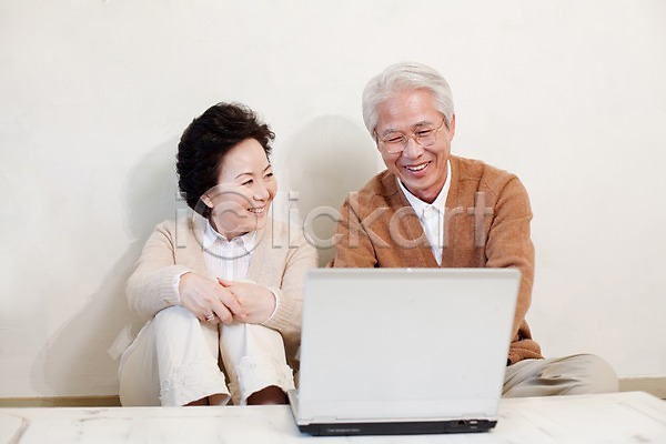 남자 노년 노인만 동양인 두명 사람 여자 한국인 JPG 포토 노부부 노트북 미소(표정) 부부 상반신 실내 실버(노인) 실버라이프 안경 앉기 웃음 커플 컴퓨터 탁자 평생교육 할머니 할아버지