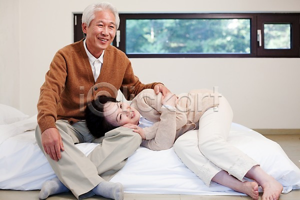 여유 휴식 남자 노년 노인만 동양인 두명 사람 여자 한국인 JPG 포토 노부부 눕기 미소(표정) 방 부부 실내 실버(노인) 실버라이프 앉기 웃음 이불 전신 창문 커플 할머니 할아버지