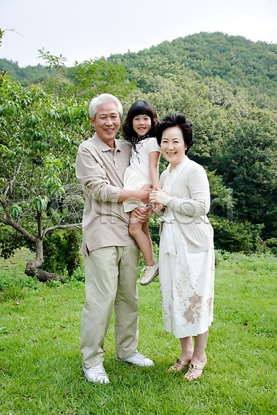 남자 노년 동양인 사람 세명 소녀(어린이) 어린이 여자 초등학생 한국인 JPG 포토 가족 나무 대가족 라이프 라이프스타일 미소(표정) 상반신 서기 소풍 손녀 숲 식물 야외 웃음 주간 할머니 할아버지