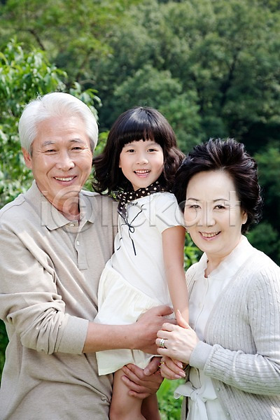 남자 노년 동양인 사람 세명 소녀(어린이) 어린이 여자 초등학생 한국인 JPG 포토 가족 나무 대가족 라이프 라이프스타일 미소(표정) 상반신 서기 소풍 손녀 숲 식물 야외 웃음 주간 할머니 할아버지