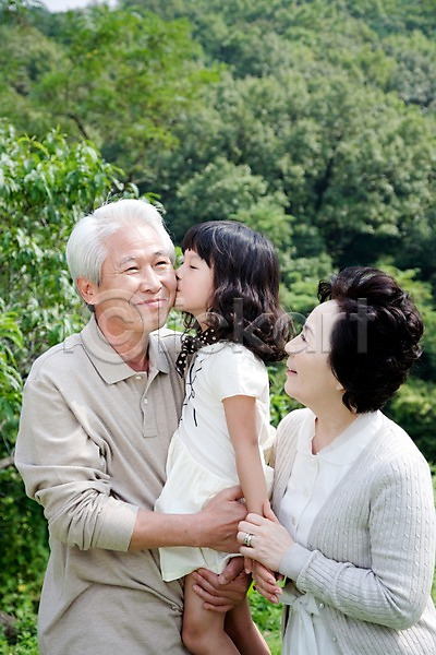 남자 노년 동양인 사람 세명 소녀(어린이) 어린이 여자 초등학생 한국인 JPG 포토 가족 나무 대가족 라이프 라이프스타일 미소(표정) 상반신 서기 소풍 손녀 숲 식물 야외 웃음 주간 키스 할머니 할아버지