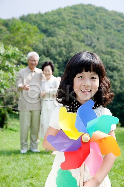 남자 노년 동양인 사람 세명 소녀(어린이) 어린이 여자 초등학생 한국인 JPG 포토 가족 나무 대가족 라이프 라이프스타일 미소(표정) 바람개비 산 상반신 서기 소풍 손녀 숲 식물 야외 웃음 잔디 주간 할머니 할아버지