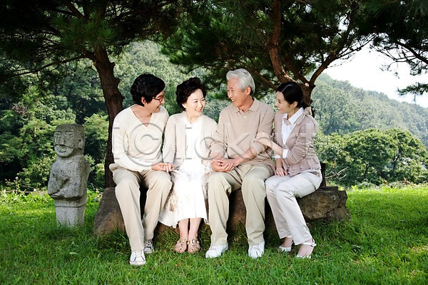 남자 노년 동양인 사람 여러명 여자 한국인 JPG 포토 가족 나무 대가족 돌(바위) 라이프 라이프스타일 미소(표정) 바위(돌) 부모 석상 숲 식물 안경 앉기 야외 웃음 자녀 자식 잔디 전신 주간 할머니 할아버지