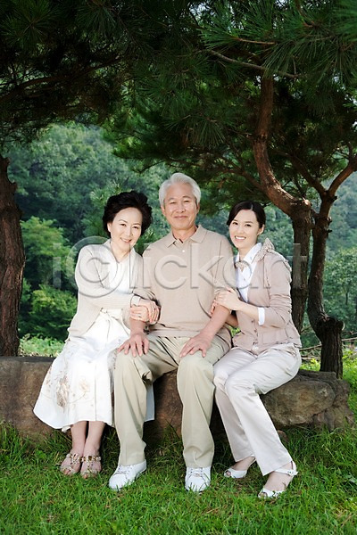 남자 노년 동양인 사람 세명 여자 한국인 JPG 포토 가족 나무 대가족 돌(바위) 라이프 라이프스타일 미소(표정) 바위(돌) 부모 숲 식물 앉기 야외 웃음 자녀 자식 잔디 전신 주간 할머니 할아버지