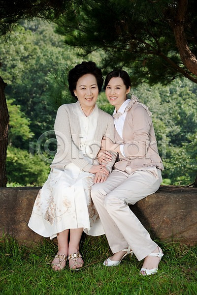 노년 동양인 두명 사람 여자 여자만 한국인 JPG 포토 가족 나무 대가족 돌(바위) 라이프 라이프스타일 미소(표정) 바위(돌) 부모 숲 식물 앉기 야외 웃음 자녀 자식 잔디 전신 주간 할머니