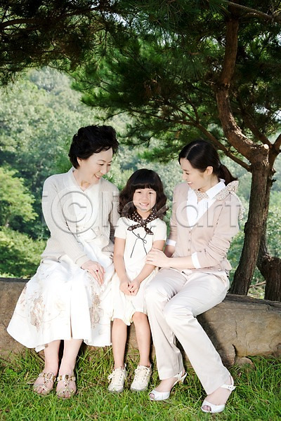 노년 동양인 사람 세명 소녀(어린이) 어린이 여자 여자만 초등학생 한국인 JPG 포토 가족 나무 대가족 라이프 라이프스타일 미소(표정) 삼대 손녀 숲 식물 앉기 야외 웃음 잔디 전신 주간 할머니