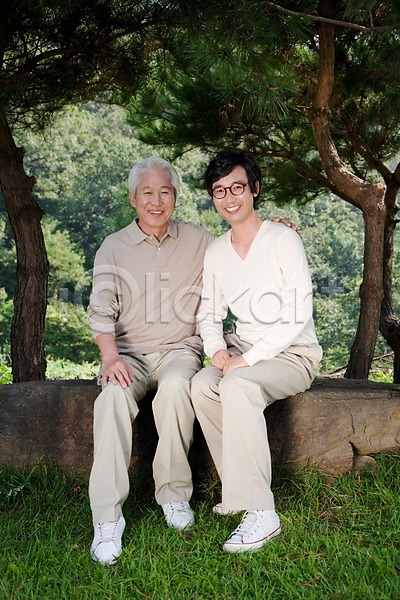 남자 남자만 노년 동양인 두명 사람 한국인 JPG 포토 가족 나무 대가족 돌(바위) 라이프 라이프스타일 미소(표정) 바위(돌) 부모 부자(아빠와아들) 숲 식물 앉기 야외 웃음 자녀 자식 잔디 전신 주간 할아버지