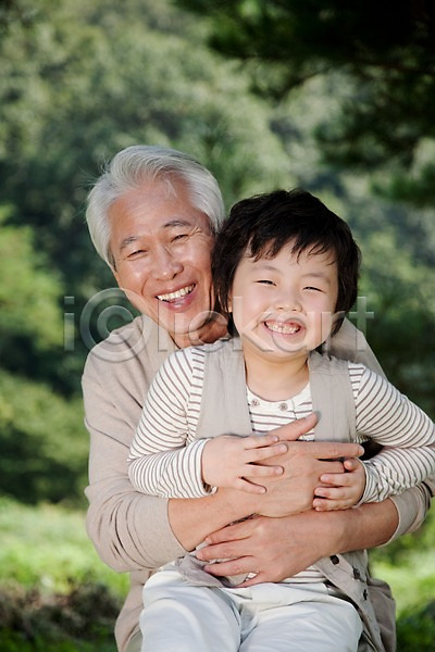 사랑 남자 남자만 노년 동양인 두명 사람 소년 어린이 초등학생 한국인 JPG 포토 가족 나무 대가족 라이프 라이프스타일 상반신 손자 식물 앉기 야외 주간 포옹 할아버지