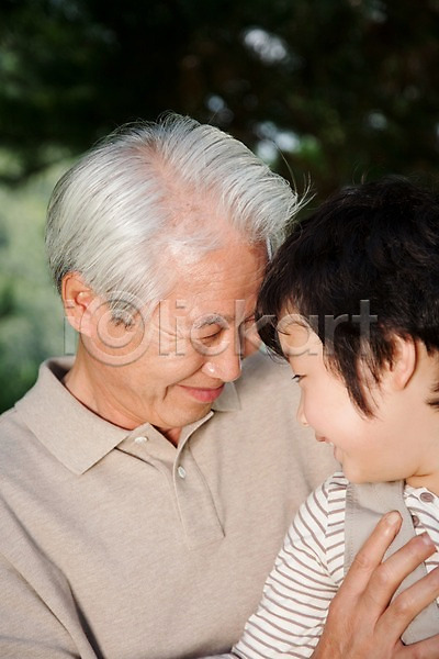 사랑 남자 남자만 노년 동양인 두명 사람 소년 어린이 초등학생 한국인 JPG 포토 가족 대가족 라이프 라이프스타일 미소(표정) 상반신 손자 야외 웃음 주간 할아버지