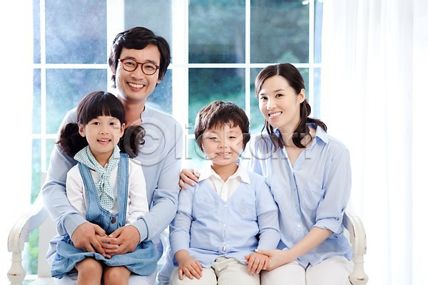 남자 동양인 사람 소녀(어린이) 소년 어린이 여러명 여자 초등학생 한국인 JPG 포토 가족 가족사진 라이프 라이프스타일 미소(표정) 부모 상반신 실내 아빠 안경 앉기 엄마 웃음 의자 자녀 자식 창문 커튼 포즈