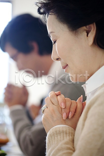 남자 노년 동양인 두명 사람 여자 한국인 JPG 옆모습 포토 가족 기도 눈감음 대가족 라이프 라이프스타일 상반신 손짓 실내 앉기 할머니