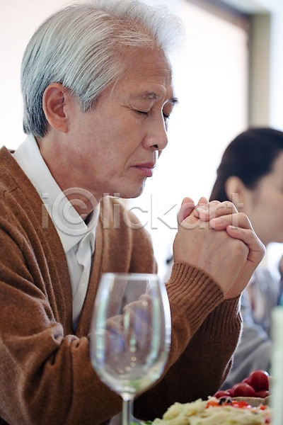 남자 노년 동양인 두명 사람 여자 한국인 JPG 포토 기도 눈감음 대가족 라이프 라이프스타일 상반신 손짓 식사 실내 앉기 와인잔 음식 잔 파티 할아버지