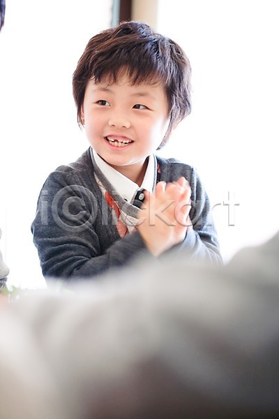 축하 남자 남자만 남자한명만 동양인 사람 소년 소년만 소년한명만 어린이 어린이만 초등학생 한국인 한명 JPG 포토 라이프 라이프스타일 미소(표정) 박수 상반신 손짓 식사 실내 웃음 파티