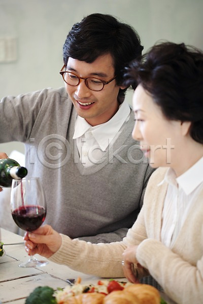 남자 노년 동양인 두명 사람 여자 한국인 JPG 포토 가족 라이프 라이프스타일 모자(엄마와아들) 미소(표정) 상반신 식사 식탁 실내 안경 앉기 와인 와인잔 웃음 음식 잔 탁자 파티 할머니