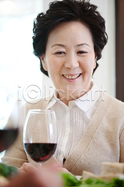 노년 노인여자한명만 동양인 사람 여자 한국인 한명 JPG 포토 라이프 라이프스타일 미소(표정) 상반신 식사 실내 실버(노인) 실버라이프 와인 와인잔 웃음 잔 파티 할머니