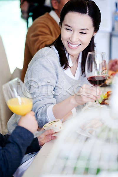 남자 동양인 사람 세명 여자 한국인 JPG 포토 가족 대가족 라이프 라이프스타일 마시기 상반신 샌드위치 식사 식탁 실내 앉기 와인 와인잔 음식 잔 주스 탁자 파티