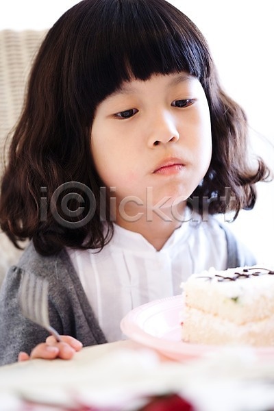 사람 소녀(어린이) 소녀만 소녀한명만 어린이 어린이만 여자 여자만 여자한명만 초등학생 한국인 한명 JPG 포토 그릇 디저트 라이프 라이프스타일 상반신 식사 실내 앉기 음식 접시 케이크 파티 포크