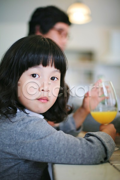 남자 동양인 두명 사람 소녀(어린이) 어린이 어린이만 여자 초등학생 한국인 JPG 포토 가족 대가족 라이프 라이프스타일 상반신 식사 식탁 실내 앉기 잔 주스 탁자 파티