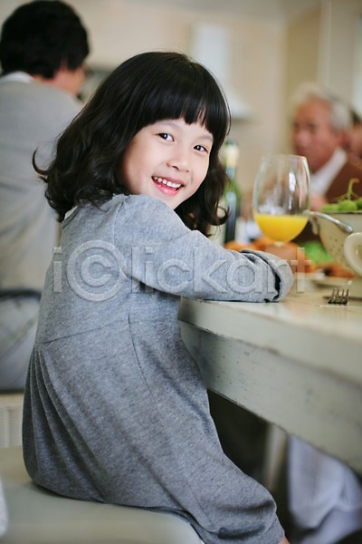 남자 동양인 사람 세명 소녀(어린이) 어린이 어린이만 여자 초등학생 한국인 JPG 포토 가족 대가족 라이프 라이프스타일 미소(표정) 상반신 식기 식사 식탁 실내 앉기 웃음 의자 잔 탁자 파티 포크