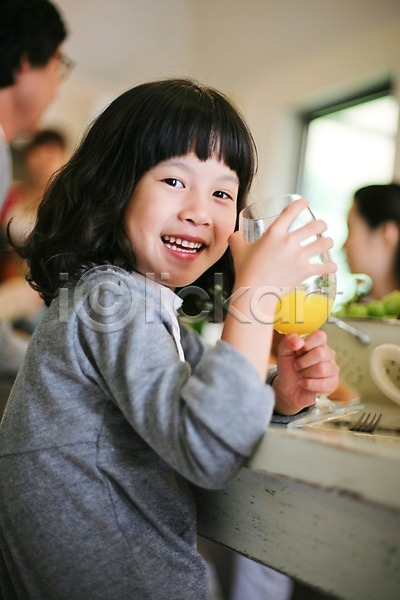 남자 동양인 사람 소녀(어린이) 어린이 어린이만 여러명 여자 초등학생 한국인 JPG 포토 가족 대가족 라이프 라이프스타일 미소(표정) 상반신 식기 식사 식탁 실내 앉기 웃음 잔 주스 탁자 파티 포크