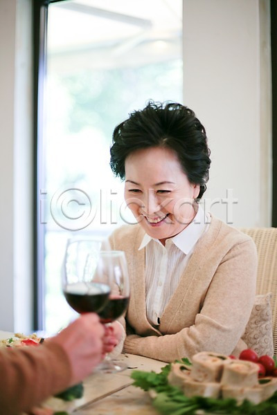 노년 노인여자한명만 동양인 사람 여자 한국인 한명 JPG 포토 가족 건배 그릇 라이프 라이프스타일 미소(표정) 상반신 손짓 식사 식탁 실내 앉기 와인 와인잔 웃음 음식 의자 잔 접시 창문 쿠션 탁자 파티 할머니