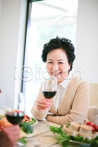 노년 노인여자한명만 동양인 사람 여자 한국인 한명 JPG 포토 가족 그릇 라이프 라이프스타일 미소(표정) 상반신 샌드위치 식사 식탁 실내 앉기 와인 와인잔 웃음 음식 의자 잔 접시 창문 쿠션 탁자 파티 할머니