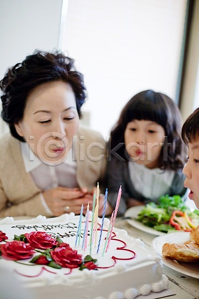 남자 사람 소녀(어린이) 어린이 어린이만 여자 초등학생 한국인 JPG 포토 가족 대가족 라이프 라이프스타일 상반신 생일 생일케이크 식사 식탁 실내 앉기 음식 초 촛불 케이크 탁자 파티