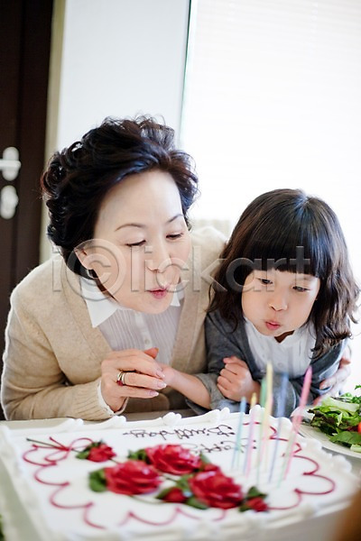 사람 소녀(어린이) 어린이 어린이만 여자 여자만 초등학생 한국인 JPG 포토 가족 대가족 라이프 라이프스타일 상반신 생일 생일케이크 식사 식탁 실내 앉기 음식 초 촛불 케이크 탁자 파티