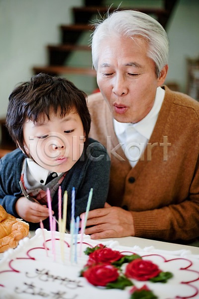 남자 남자만 사람 소년 어린이 초등학생 한국인 JPG 포토 가족 대가족 라이프 라이프스타일 상반신 생일 생일케이크 식사 식탁 실내 앉기 음식 초 촛불 케이크 탁자 파티 할아버지