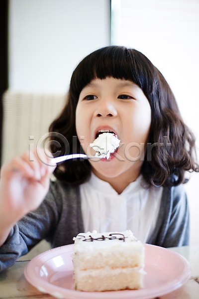 사람 소녀(어린이) 소녀만 어린이 어린이만 여자 여자만 초등학생 한국인 JPG 포토 그릇 디저트 라이프 라이프스타일 상반신 식사 식탁 실내 앉기 음식 의자 접시 케이크 탁자 파티 포크