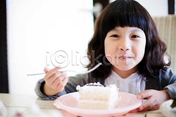 사람 소녀(어린이) 소녀만 어린이 어린이만 여자 여자만 초등학생 한국인 한명 JPG 포토 그릇 디저트 라이프 라이프스타일 미소(표정) 상반신 식사 식탁 실내 앉기 웃음 음식 의자 접시 케이크 탁자 파티 포크