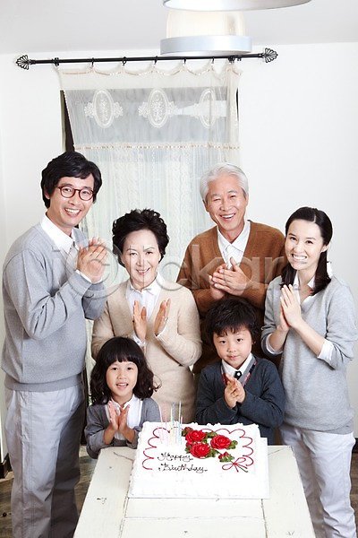 남자 사람 소녀(어린이) 소년 어린이 여러명 여자 초등학생 한국인 JPG 포토 가족 대가족 디저트 라이프 라이프스타일 박수 생일 서기 손짓 식탁 실내 앉기 케이크 파티 할머니 할아버지
