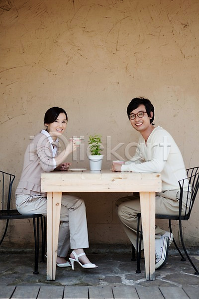 여유 휴식 남자 동양인 두명 사람 여자 한국인 JPG 포토 라이프 라이프스타일 미소(표정) 부부 식물 안경 앉기 야외 웃음 의자 전신 주간 차(음료) 커플 커피 커피잔 탁자 화분 화초