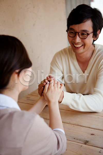 사랑 남자 동양인 두명 사람 여자 한국인 JPG 포토 라이프 라이프스타일 마주보기 미소(표정) 부부 상반신 안경 앉기 웃음 주간 커플 탁자