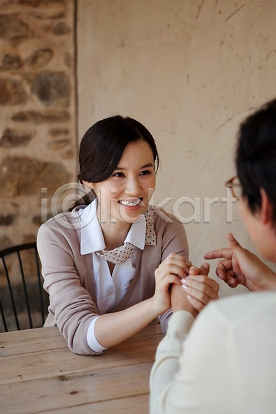 사랑 남자 동양인 두명 사람 여자 한국인 JPG 포토 대화 라이프 라이프스타일 미소(표정) 부부 상반신 안경 앉기 웃음 의자 주간 커플 탁자