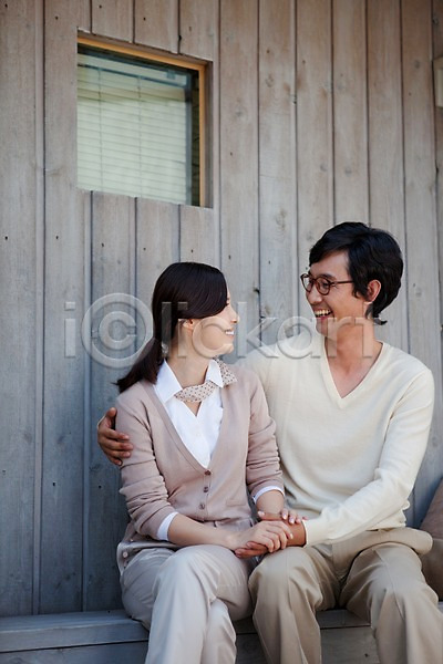 사랑 남자 동양인 두명 사람 여자 한국인 JPG 포토 나무벽 라이프 라이프스타일 마주보기 미소(표정) 부부 상반신 안경 앉기 야외 웃음 주간 창문 커플 판넬