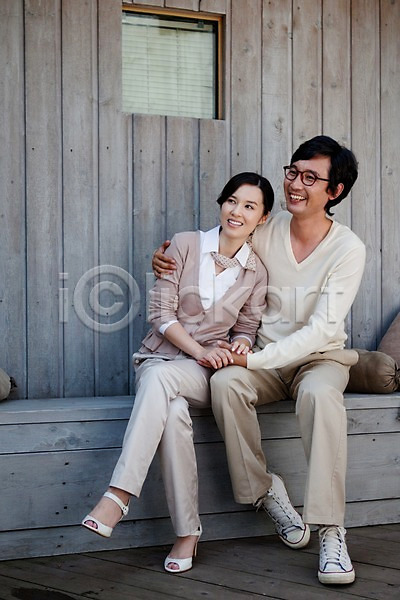 사랑 남자 동양인 두명 사람 여자 한국인 JPG 포토 나무벽 데크 라이프 라이프스타일 미소(표정) 부부 안경 앉기 야외 웃음 의자 전신 주간 창문 커플 판넬