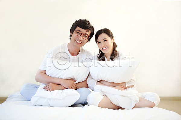 남자 동양인 두명 사람 여자 한국인 JPG 포토 라이프 라이프스타일 미소(표정) 베개 부부 실내 안경 앉기 웃음 잠옷 전신 침실 커플