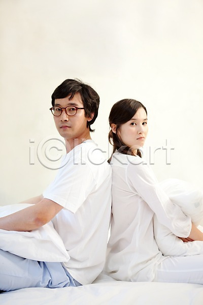 갈등 분노 남자 동양인 두명 사람 여자 한국인 JPG 포토 라이프 라이프스타일 무표정 베개 부부 상반신 실내 안경 앉기 잠옷 침실 커플