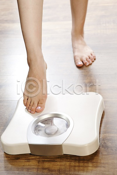 동양인 사람 신체부위 JPG 포토 건강 나무바닥 다리(신체부위) 다이어트 데크 마루(인테리어) 몸매 몸매관리 몸무게 뷰티 실내 운동복 체중계 측정