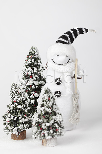 사람없음 JPG 포토 겨울 계절 나무 눈(날씨) 눈사람 모자(잡화) 모형 목도리 빗자루 스튜디오촬영 식물 실내 오브젝트 인형 자연 크리스마스트리