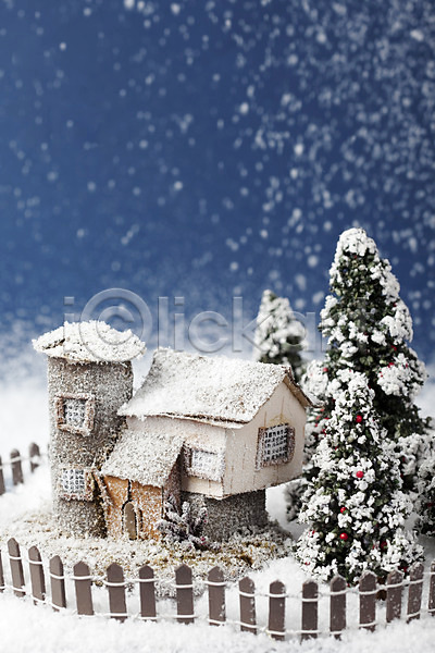 사람없음 JPG 포토 건물 건축 겨울 계절 나무 눈(날씨) 모형 시설물 식물 야외 오브젝트 울타리 자연 주택 크리스마스트리 현대건축