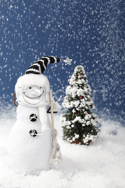사람없음 JPG 포토 겨울 계절 나무 눈(날씨) 눈사람 모자(잡화) 모형 목도리 빗자루 스튜디오촬영 식물 실내 오브젝트 인형 자연 크리스마스트리