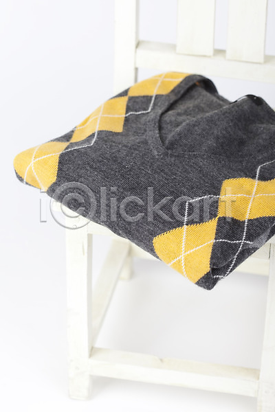 사람없음 JPG 포토 겨울 계절 니트 스웨터 스튜디오촬영 실내 오브젝트 옷 의자 자연