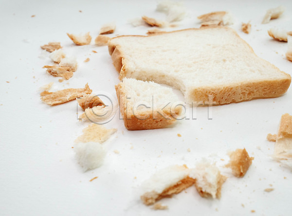 사람없음 JPG 포토 해외이미지 부스러기 식빵 실내 조각 해외202008 흰배경