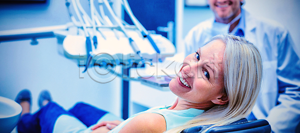 남자 두명 성인 성인만 여자 JPG 포토 해외이미지 미소(표정) 병원 상반신 앉기 응시 치과 치과진료 해외202008 환자