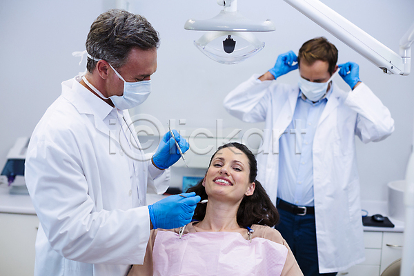 남자 성인 성인만 세명 여자 JPG 포토 해외이미지 검사(조사) 도구 병원 상반신 앉기 치과 치과의사 치과진료 해외202008 환자