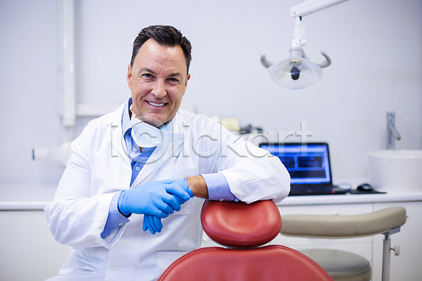남자 성인 성인남자한명만 한명 JPG 포토 해외이미지 미소(표정) 병원 상반신 앉기 치과 치과의사 치과진료 해외202008