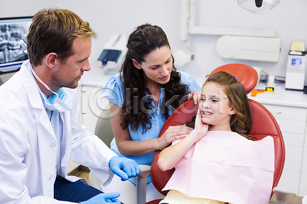 남자 성인 세명 소녀(어린이) 어린이 JPG 포토 해외이미지 병원 보여주기 상반신 손짓 앉기 치과 치과의사 치과진료 해외202008 환자