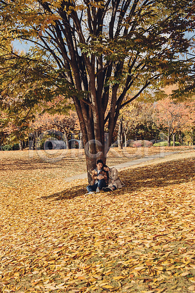 다정 산책 즐거움 행복 20대 남자 두명 성인 성인만 여자 한국인 JPG 앞모습 포토 가을(계절) 기댐 나무 낙엽 데이트 서울 서울숲 숲 앉기 야외 자연 전신 주간 커플